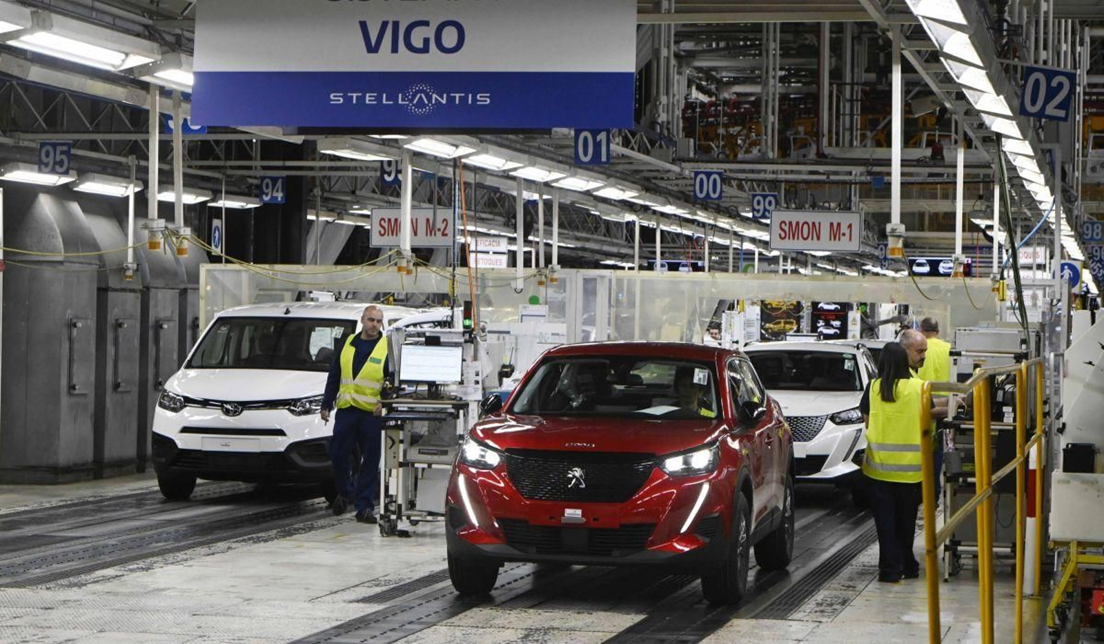 Operarios trabajando en la planta de automoción de Stellantis en Vigo.