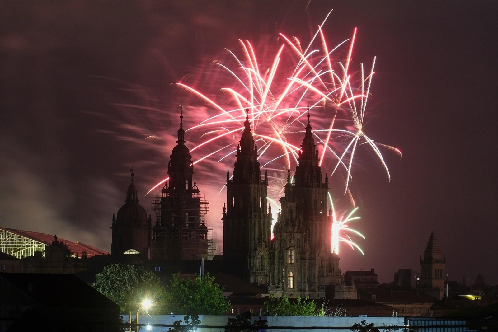 Os fogos artificiais sobre o ceo de Santiago para celebrar ao apóstolo