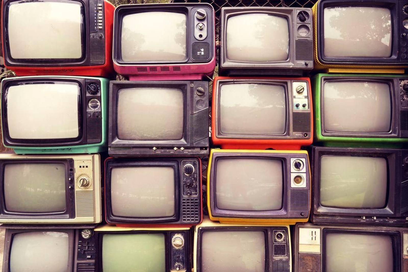 Varios televisores de los años 80 y 90 que podrán ser usados para construir carreteras.