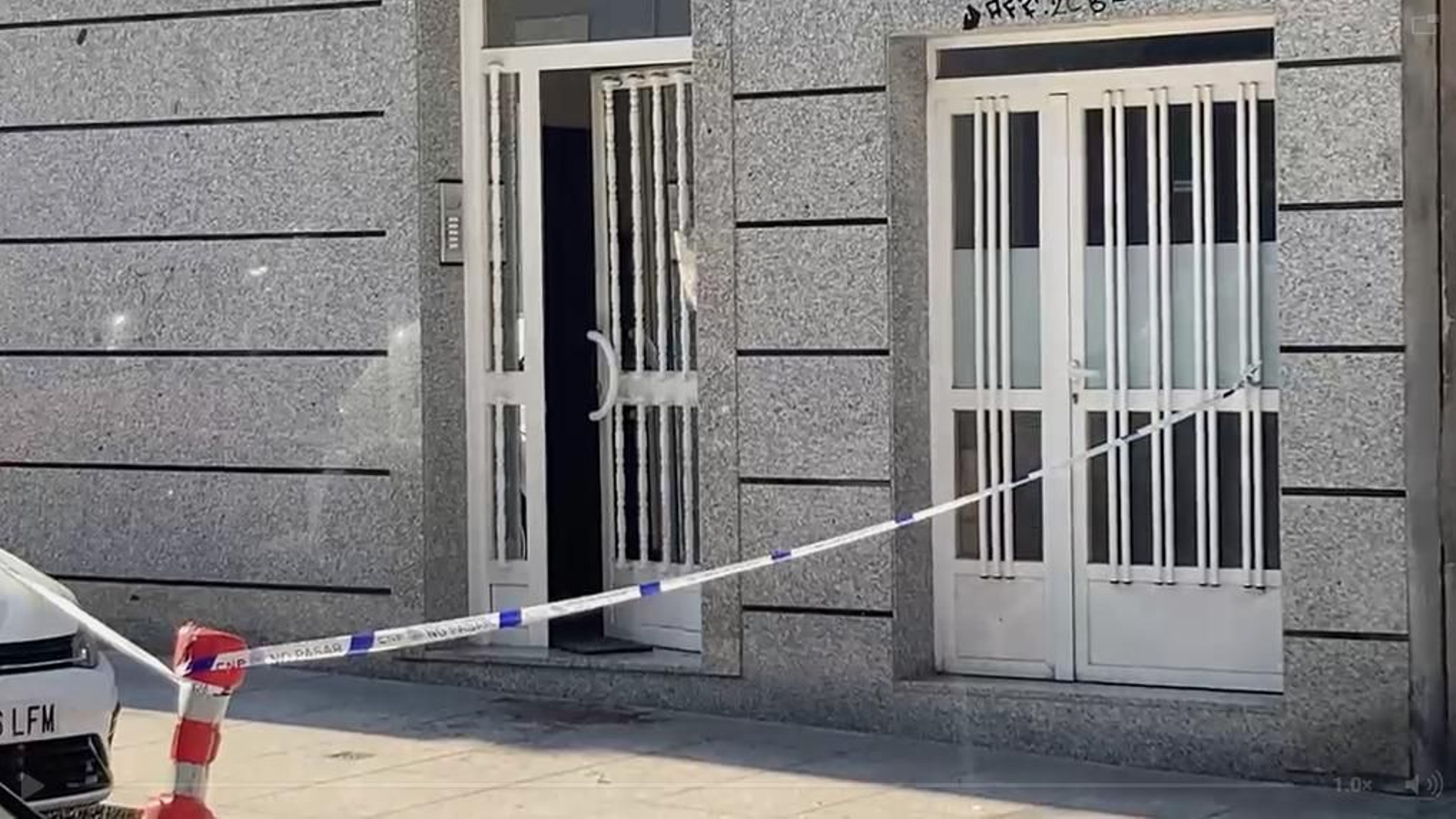 Puerta del edificio donde tuvieron lugar los hechos, en el barrio ourensano de San Francisco