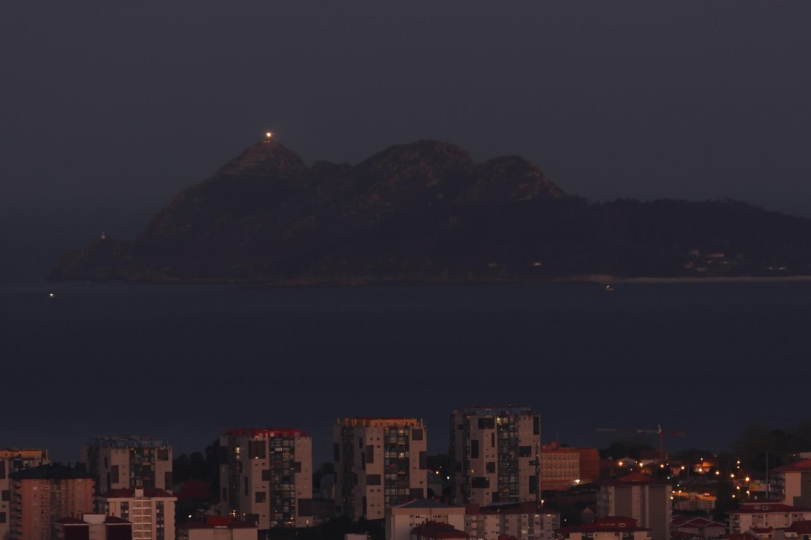 Galería | La luna rosa ilumina Vigo en la noche del despegue de Artemis II