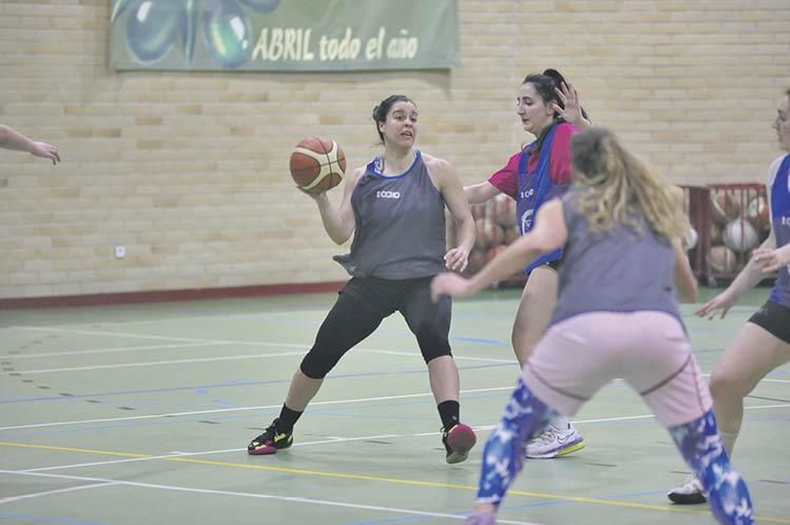 Entrenamiento de las jugadoras del Carmelitas en el pabellón Vedruna.