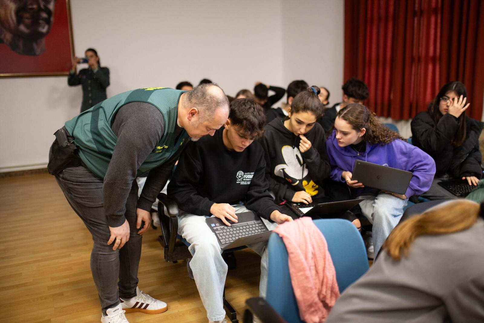 Guardia Civil guiando a los asistentes en un ejercicio práctico.