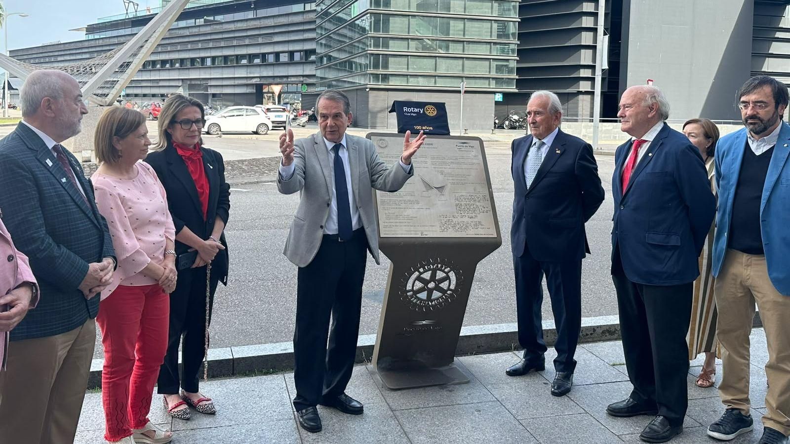 Abel Caballero descubrió este sábado una placa junto a la rotonda.