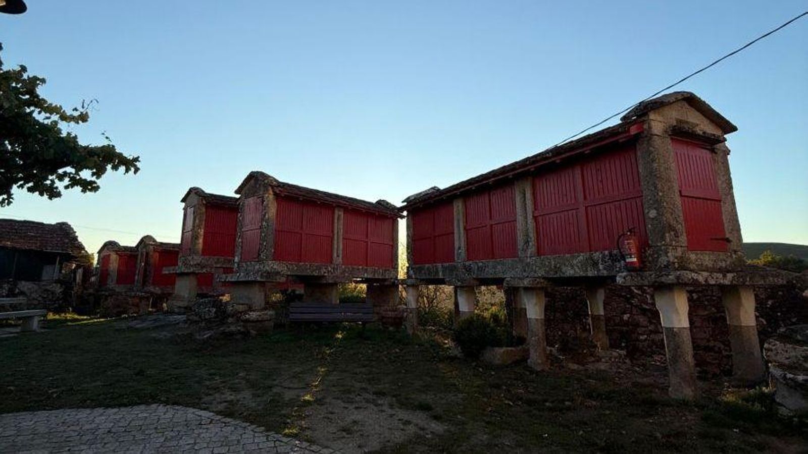 Hórreos restaurados en O Penedo, Boborás.