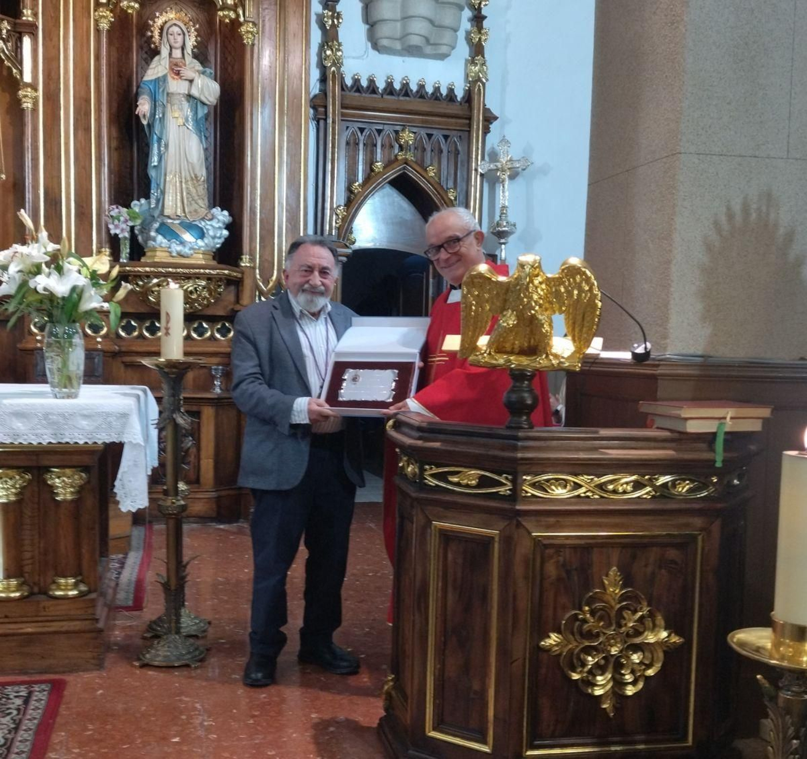 Blanco recibe una placa del sacerdote, Jesús Álvarez.
