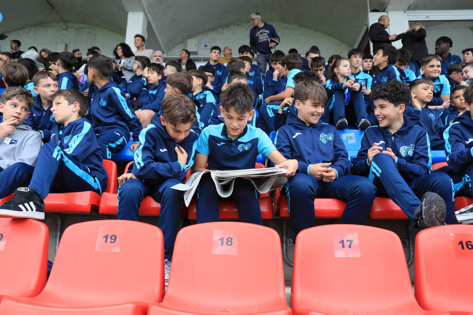 Galería |  Tarde triste en O Couto con el Ourense CF en descenso tras la derrota