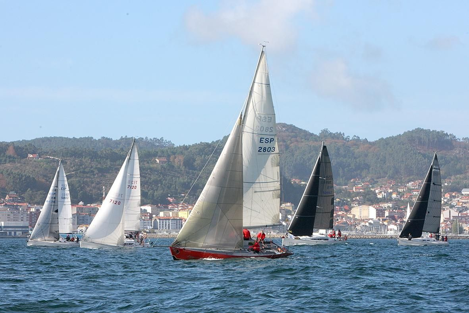 Los veleros vuelven a tomar hoy las aguas de la Ría de Vigo.