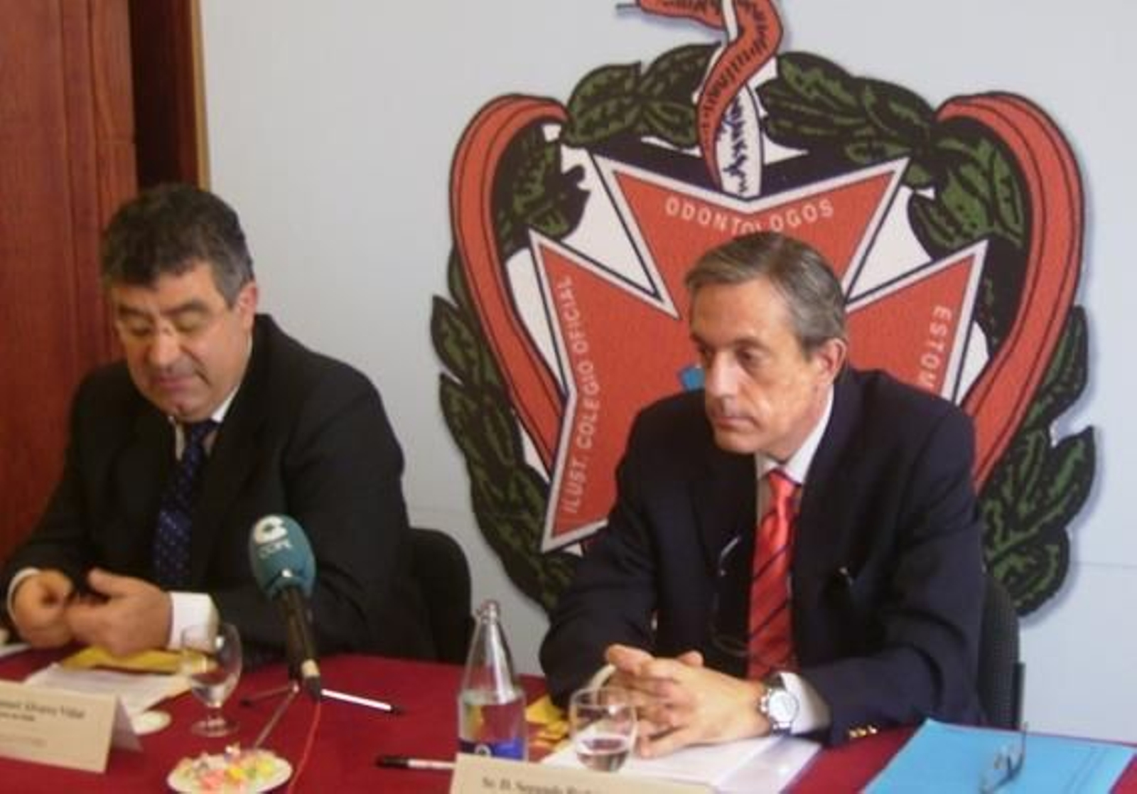 El presidente del Colegio de Pontevedra-Ourense y el coordinador, durante la presentación el pasado lunes.