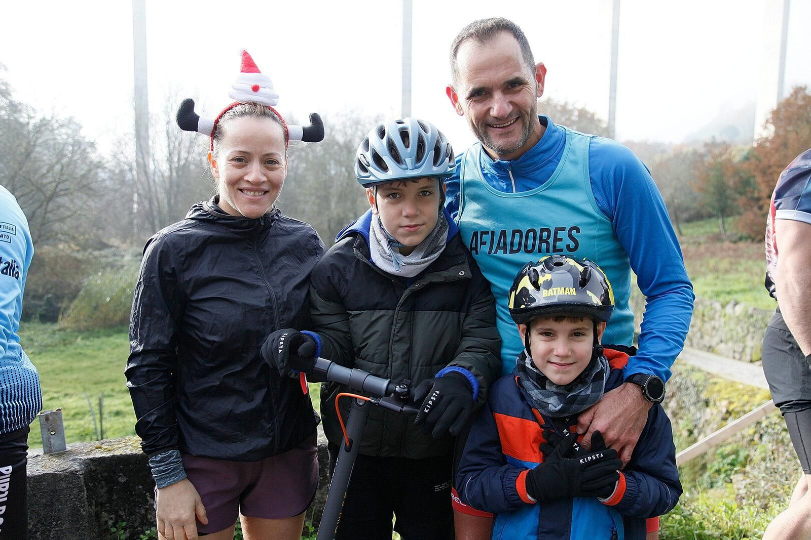 Algunos echaron mano de los patinetes para subir el camino.