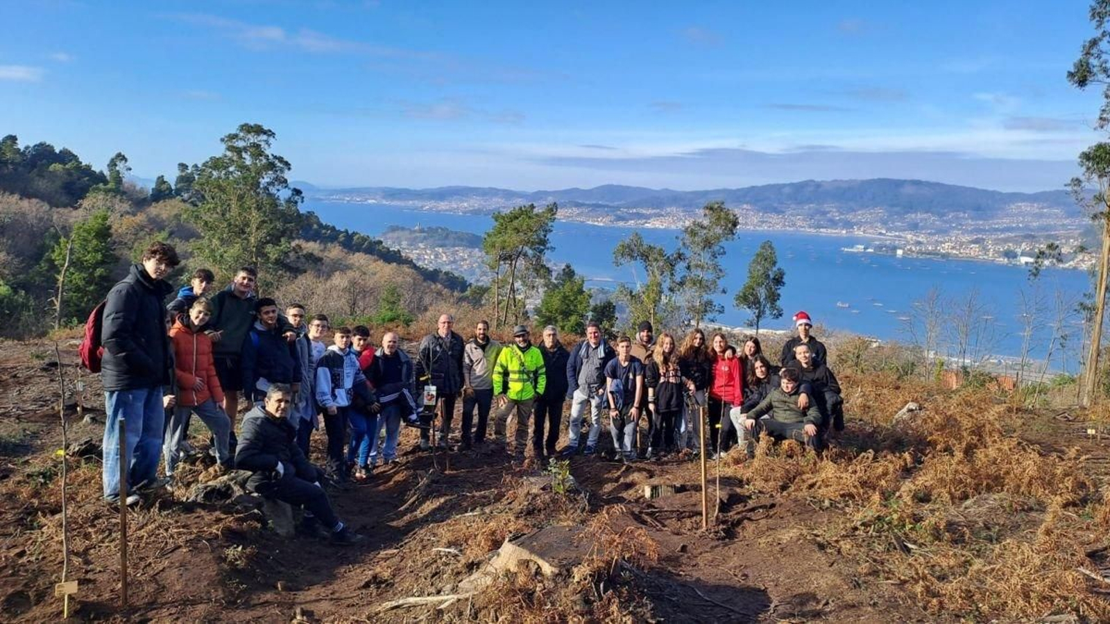 Los concejales Roberto Villar e Iván Valles acompañaron a los alumnos del centro.