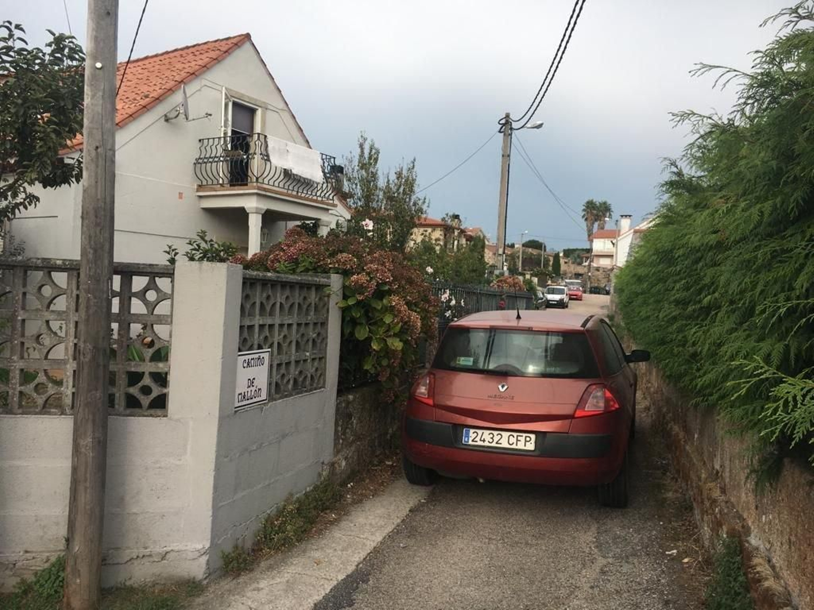 El camino planteado para dar acceso al barrio de Mallón es de dimensiones muy reducidas.
