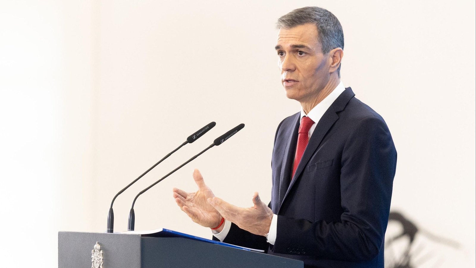 El presidente del Gobierno, Pedro Sánchez, durante una rueda de prensa, en el Palacio de la Moncloa, a 15 de diciembre de 2025