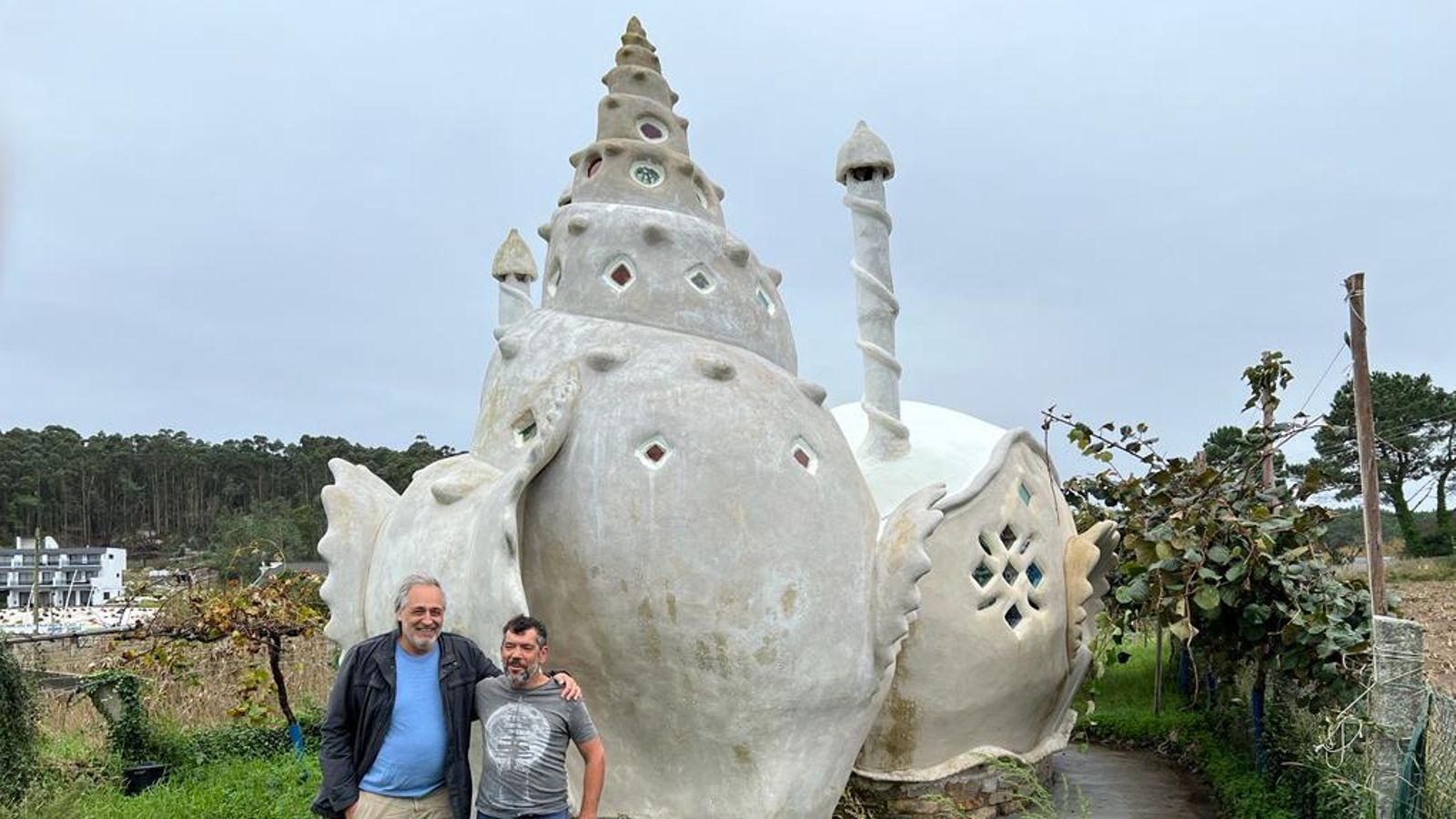 La Casa Caracola se distingue por dos conchas unidas, la mayor de ellas con una altura de casi cinco metros.