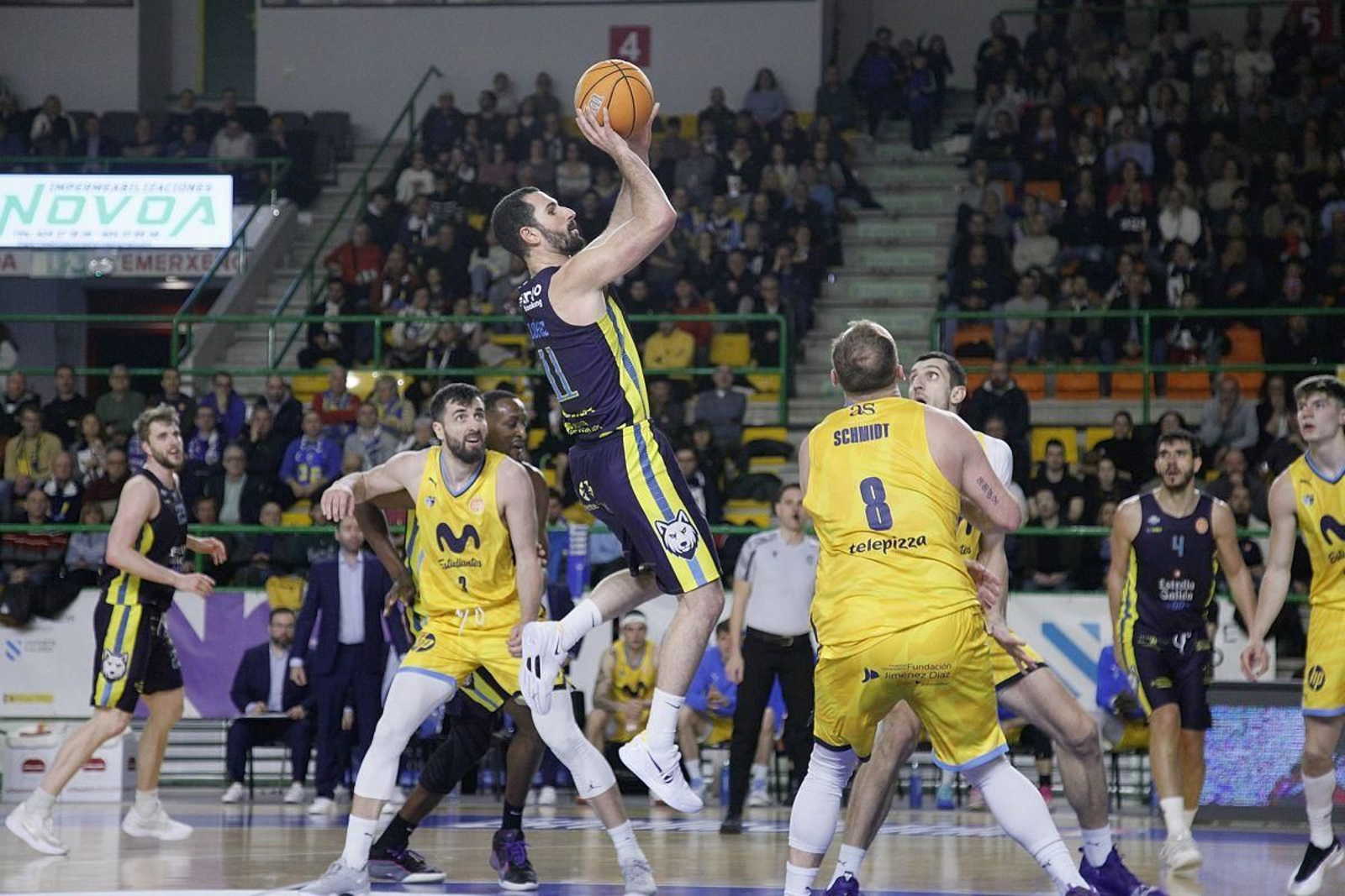 El base del COB Javi López trata de anotar una canasta en el partido ante el Estudiantes en el Pazo.