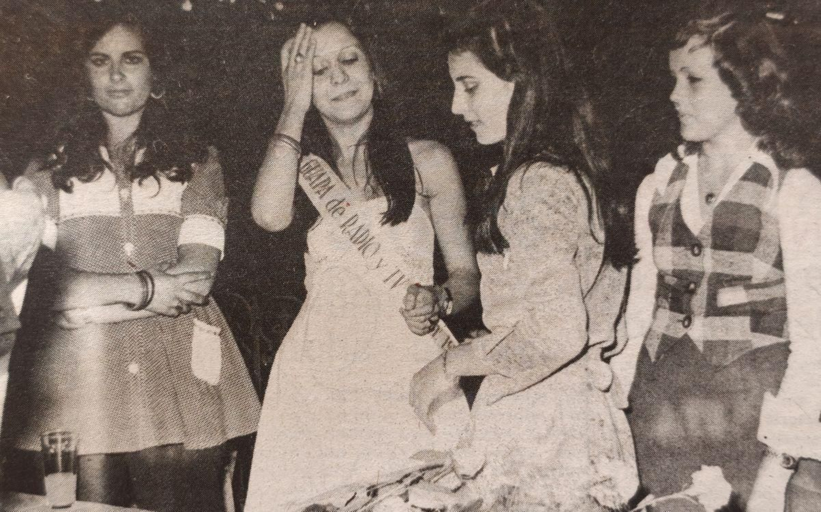 Elena Mosquera González recibe su banda como “Guapa de la Radio y TV”.