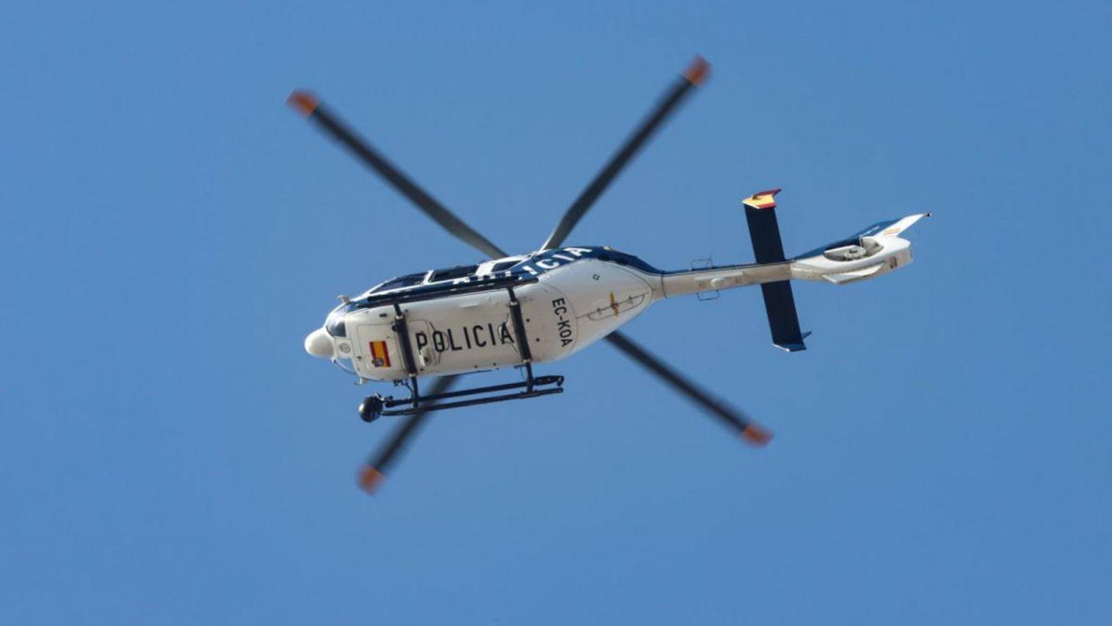 El despliegue llenó zonas estratégicas como Areal de furgones policiales, los agentes también precintaron alcantarillas y sobrevolaron Vigo en helicóptero.