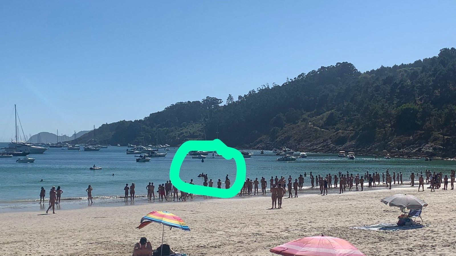 Imagen de los bañistas peleando. // Cedida