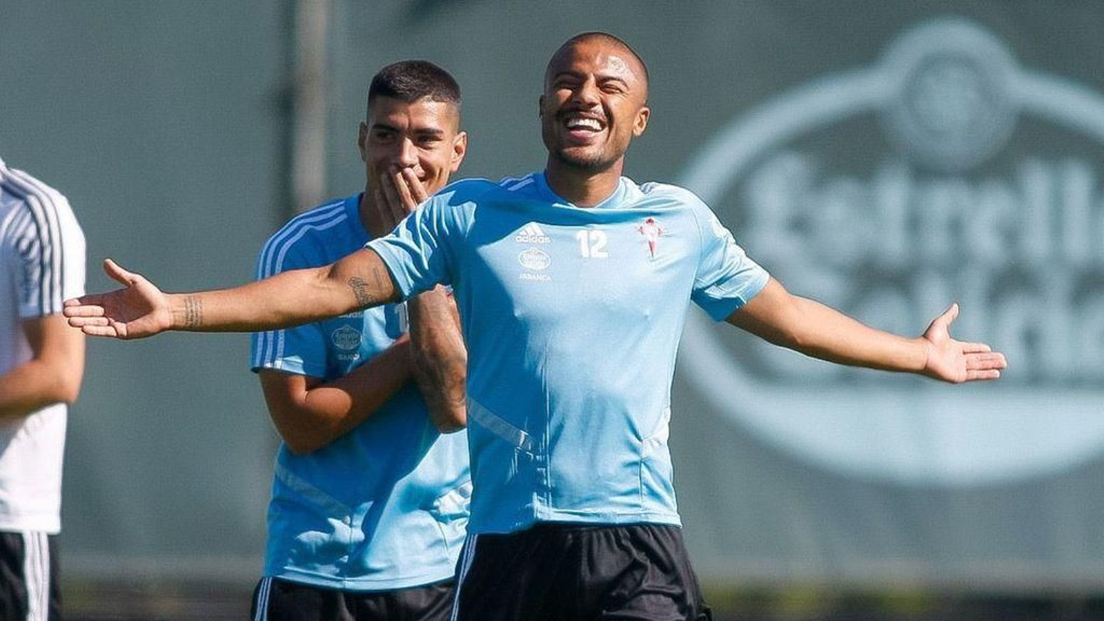 Rafinha Alcántara sonríe durante un entrenamiento reciente en los campos de A Madroa.