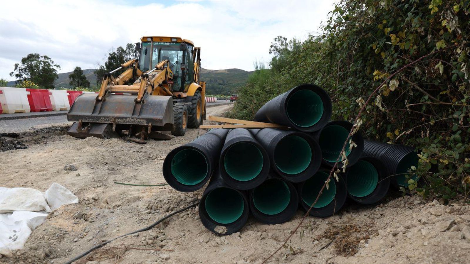 Los tubos que tendrán que colocarse para el drenaje, a la vista.