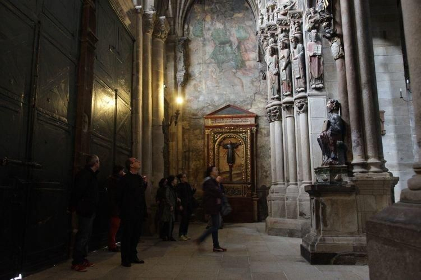 Un grupo de fieles, ante una de los pórticos de la catedral de Ourense. (JOSÉ PAZ)