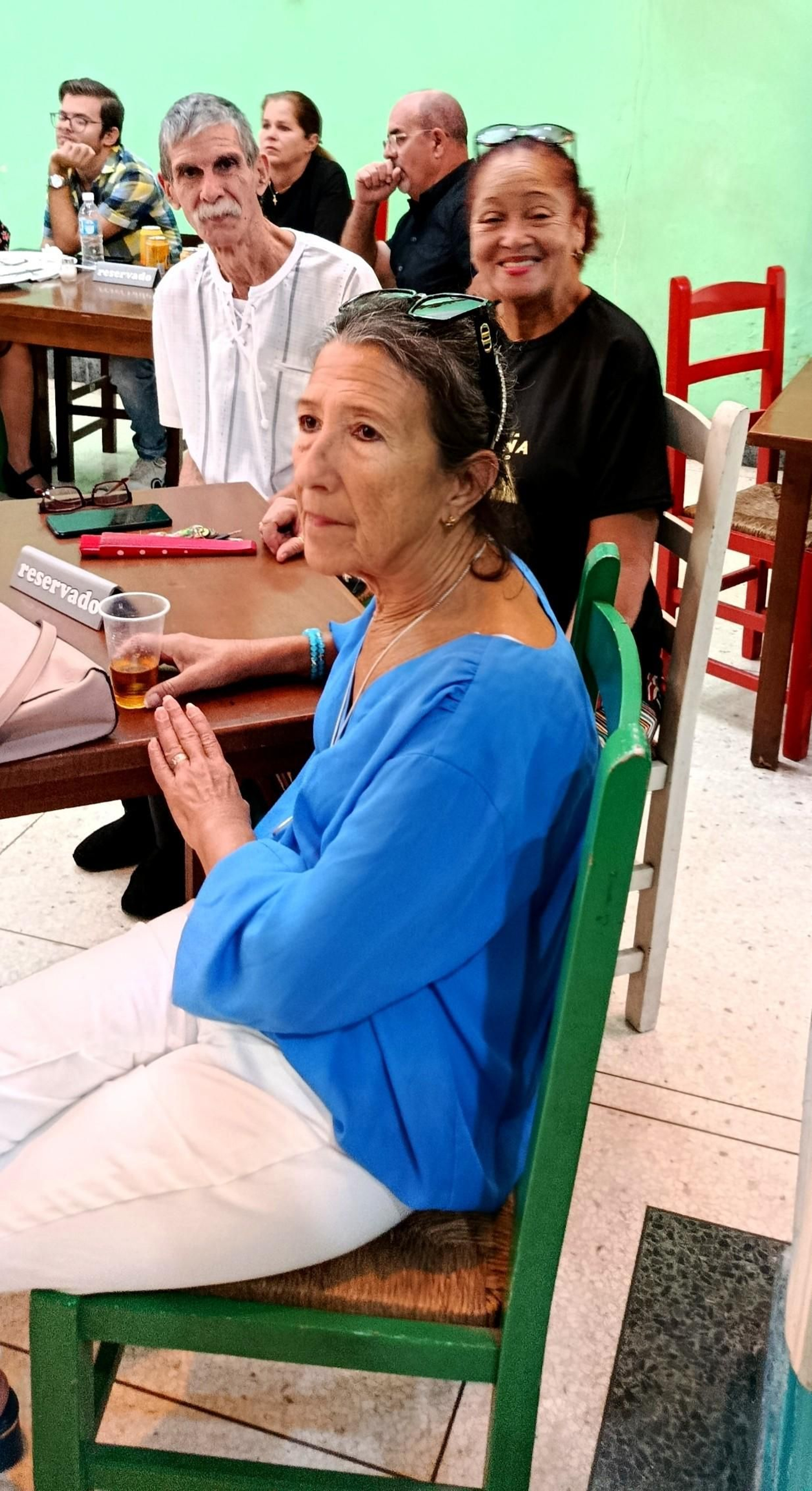 De izda dcha Isidro, esposa y directora de los cuerpos de baile CADLH.