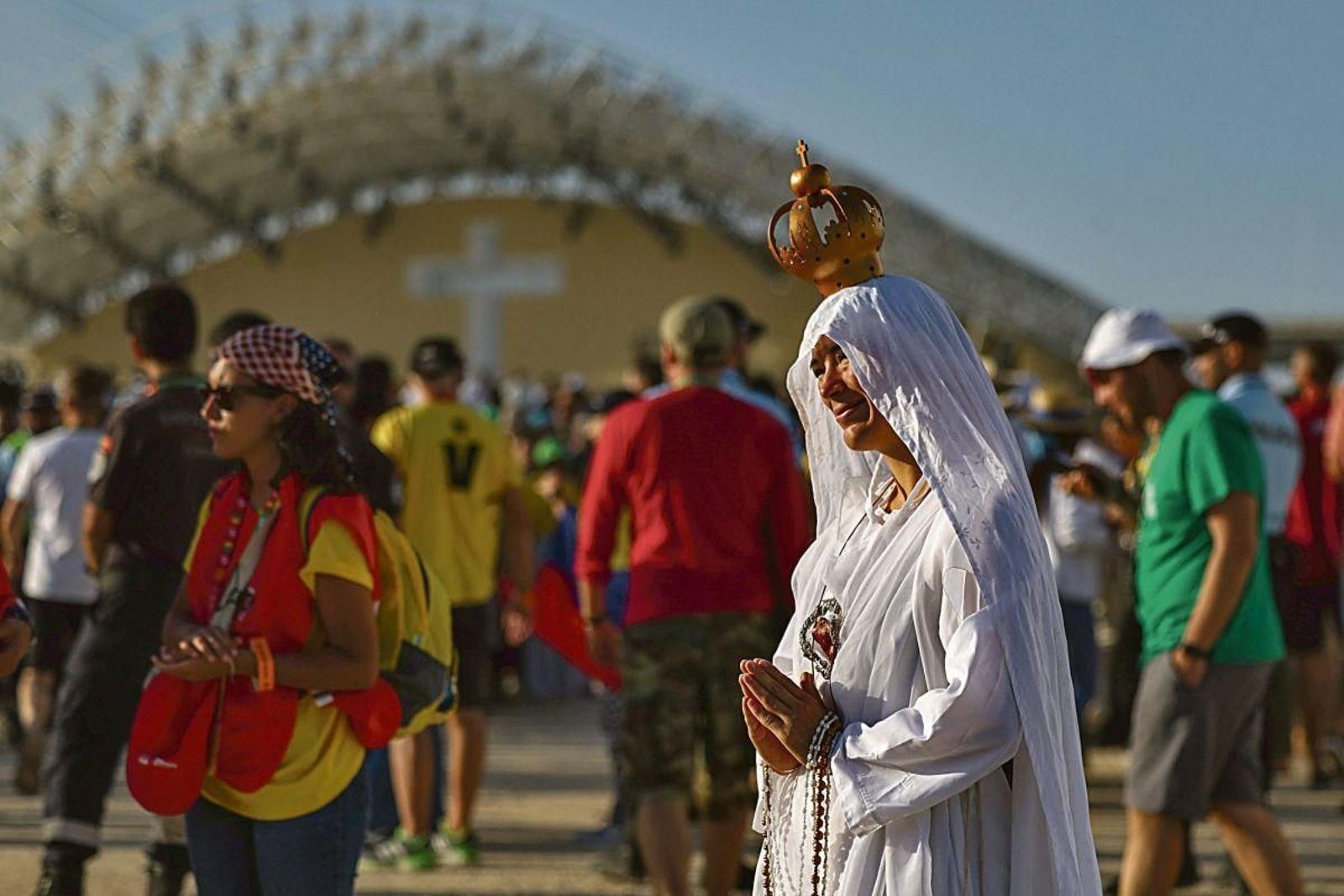 Una peregrina vestida como Nuestra Señora de Fátima durante una vigilia al amanecer en Lisboa.