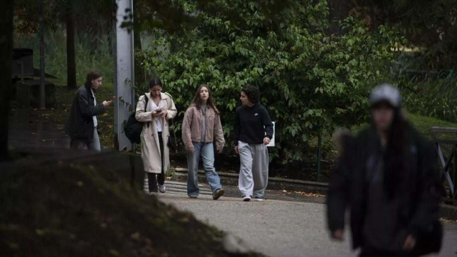 Jóvenes recorren el Campus de Ourense.