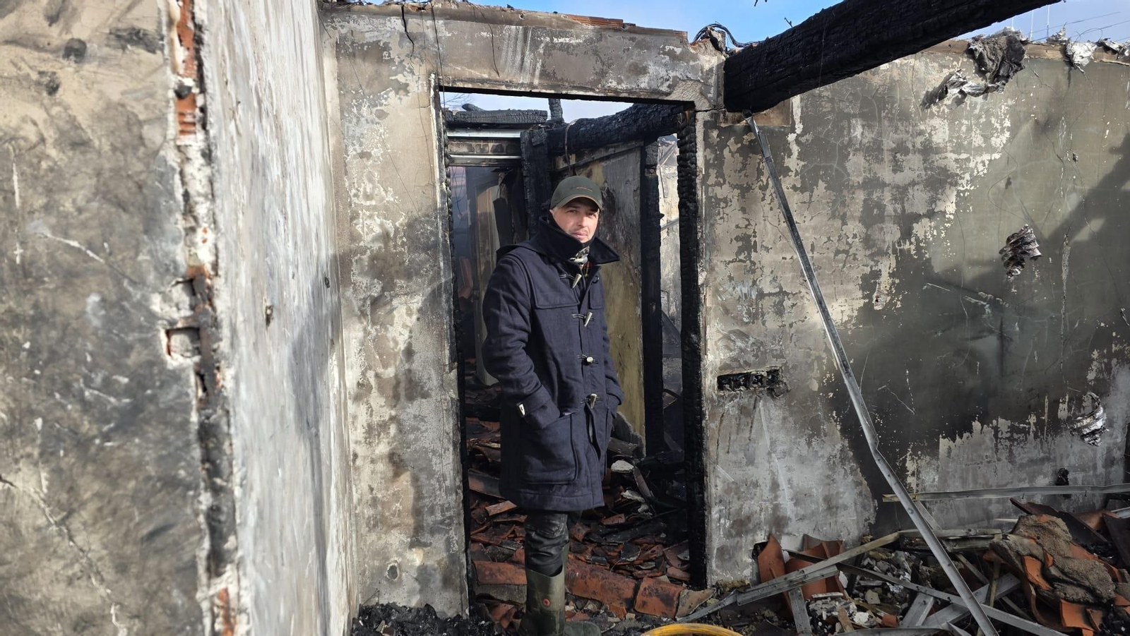 Galería | Así quedó la casa calcinada por el fuego en un incendio en la aldea de Castro, en A Pobra de Trives