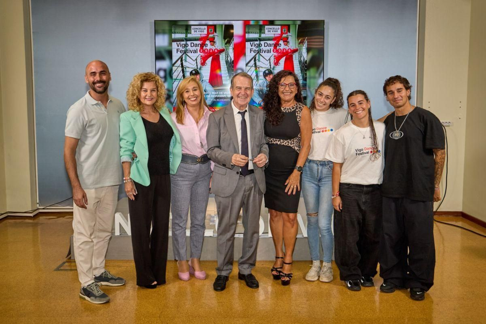 Abel Caballero, ayer durante la presentación del Vigo Dance Festival junto a organizadores y bailarines
