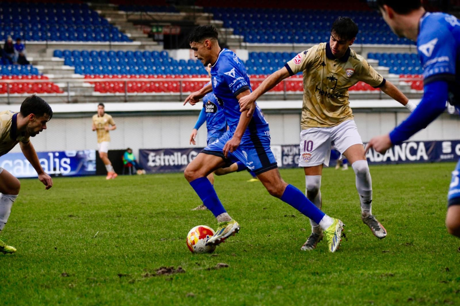 Galería | Tarde de lluvia y fútbol en O Couto