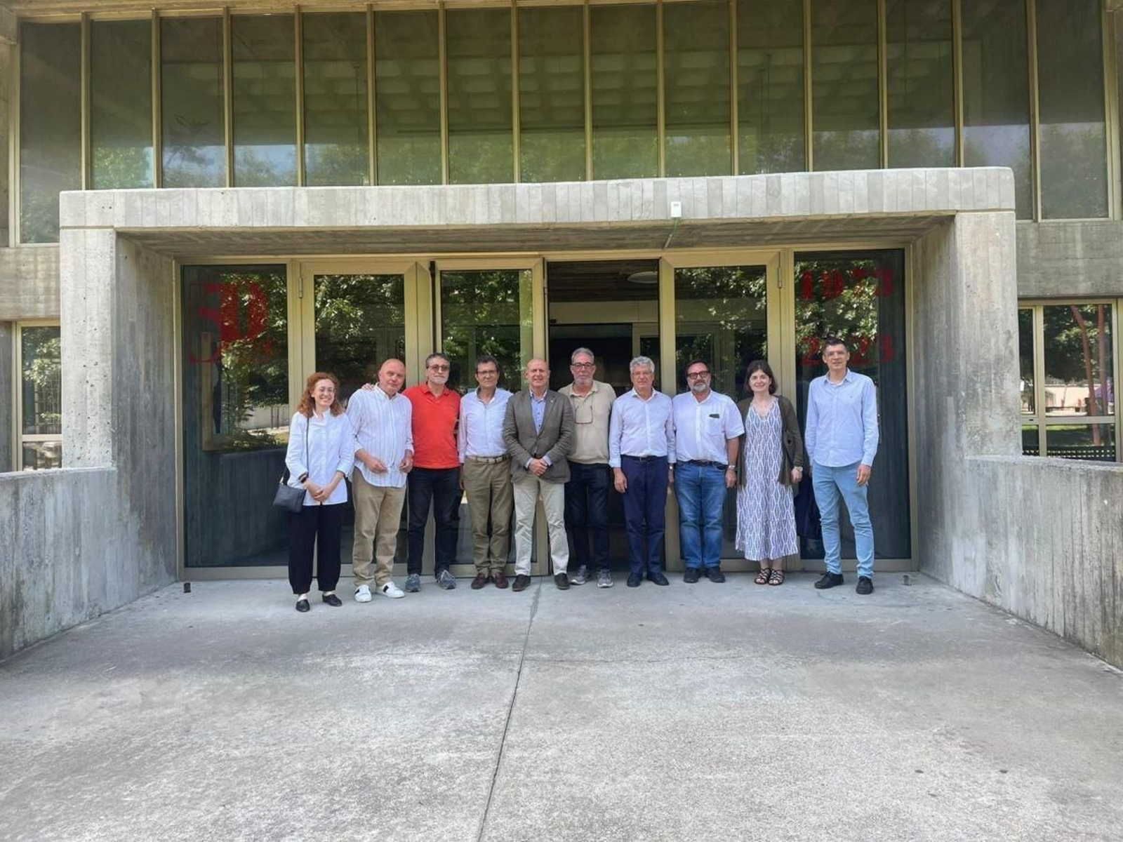 Víctor Cobo, cuarto por la izquierda, tras la reunión.