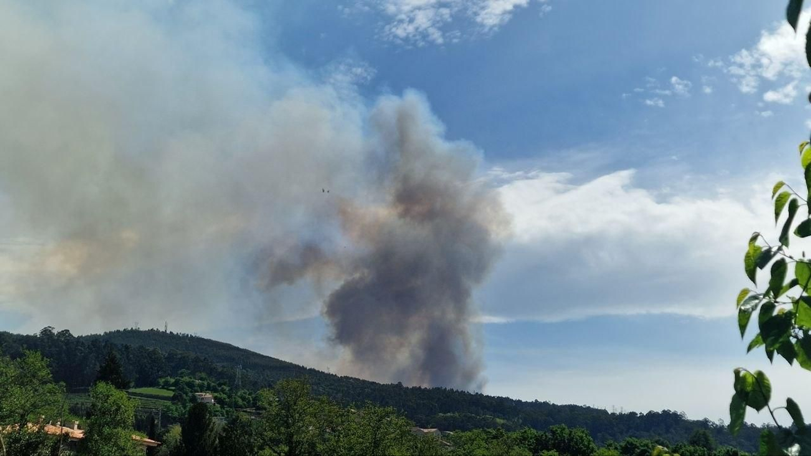 Galería | Las llamas devoran el monte Galleiro, entre Mos, Ponteareas y Pazos de Borbén