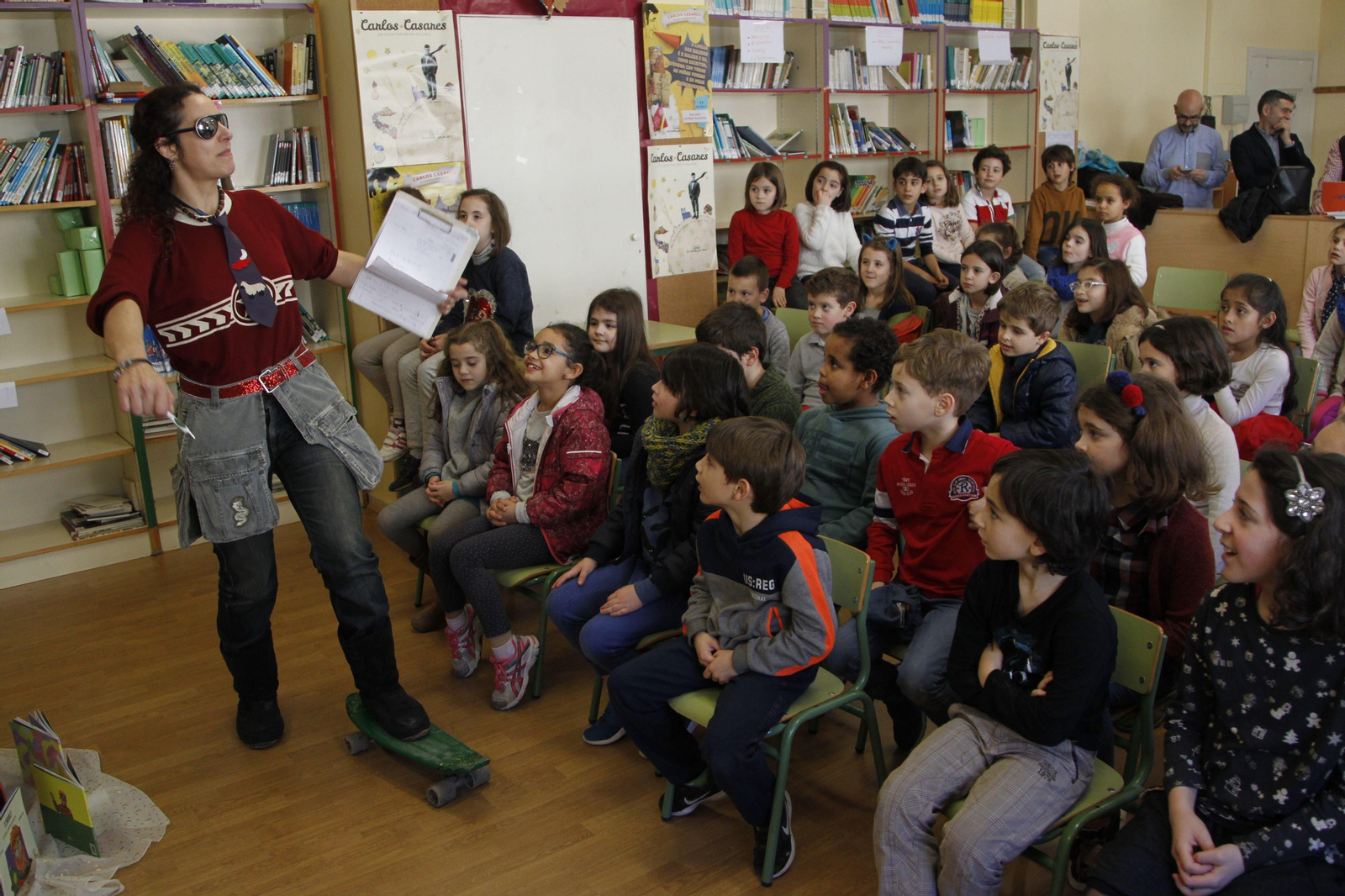 Mai contou aos nenos de segundo do CEIP García Barbón a historia de Os Toribios.