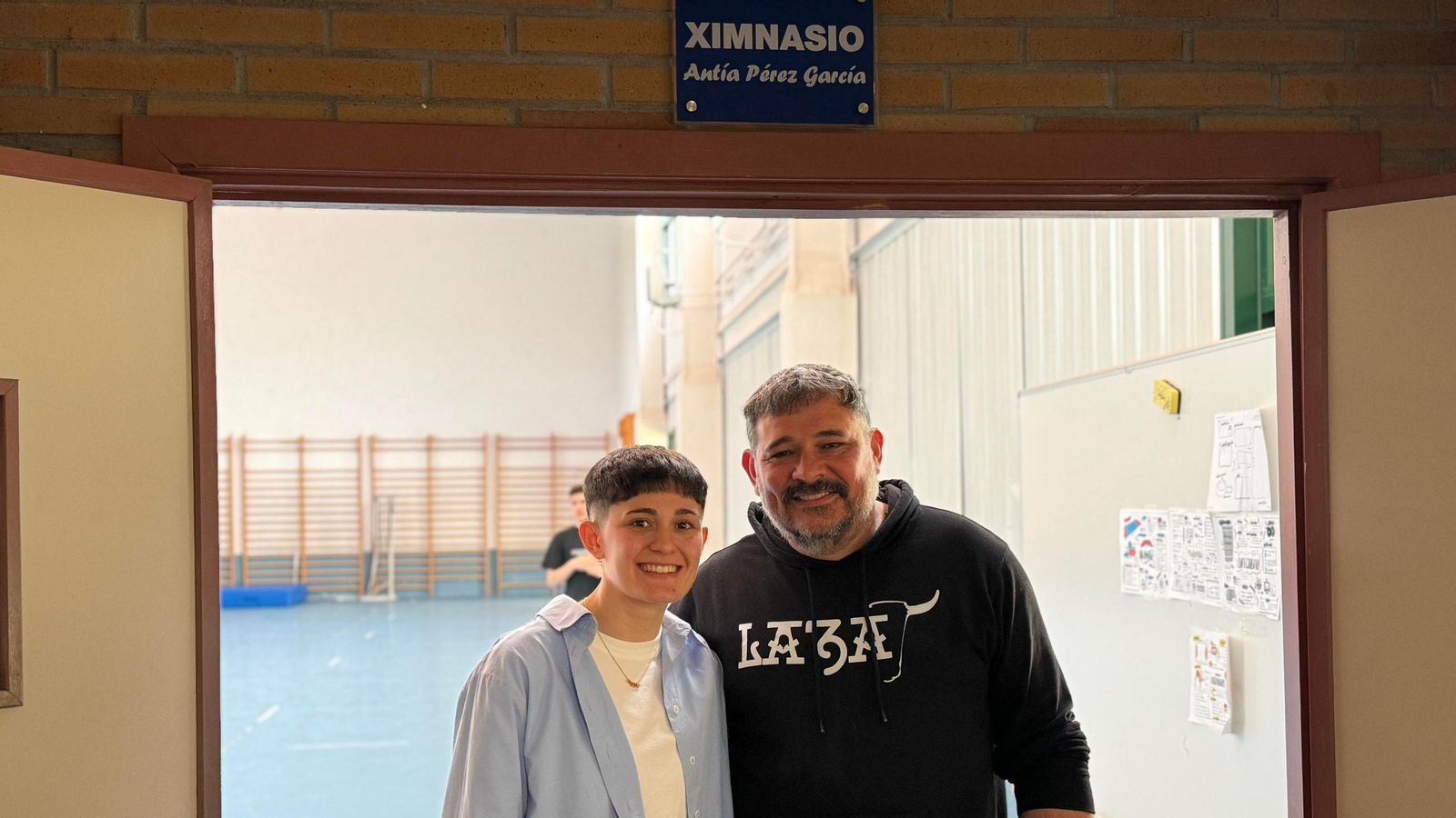 Antía Pérez, xunto co seu pai, no ximnasio que leva agora o seu nome.