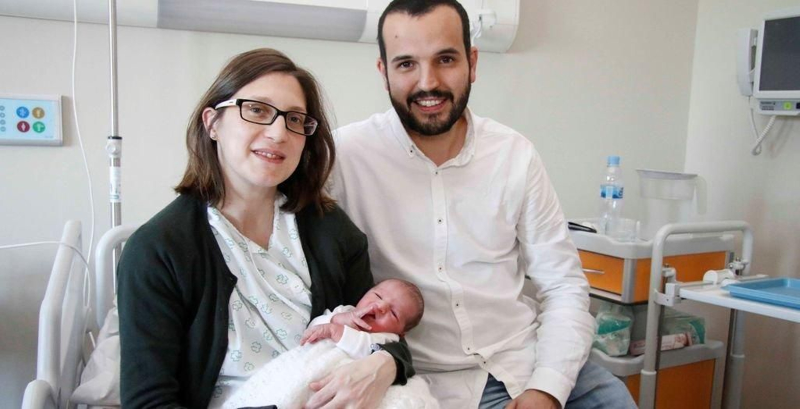 André Castro Galán, con sus padres, tras nacer ayer en el Cunqueiro. //jv landín