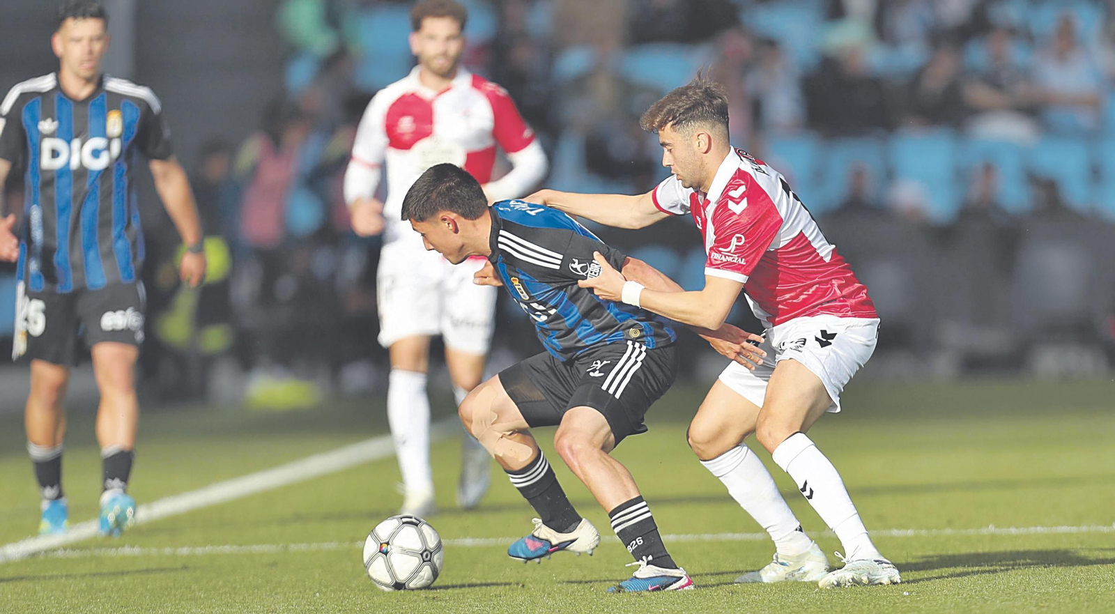 Álvaro Núñez ejerció ayer sí de central por la derecha pero no destacó con balón ni aportó contundencia.