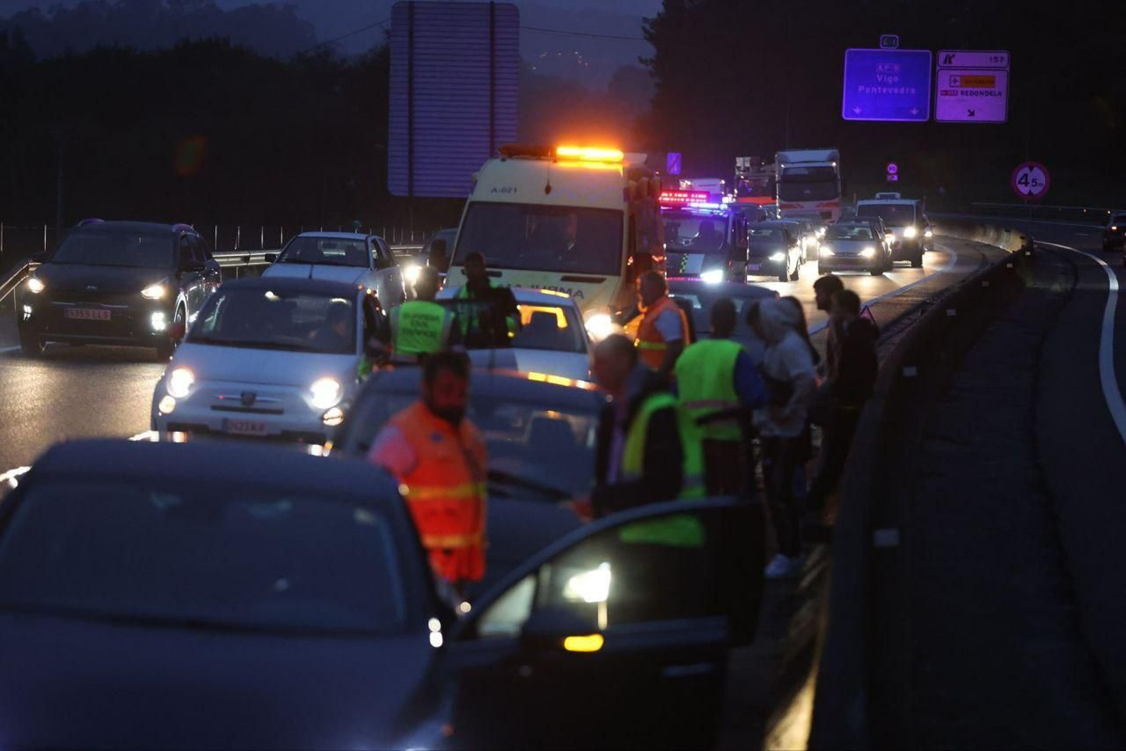 Alcance de cinco turismos en la AP-9 en Vigo. // Alberte