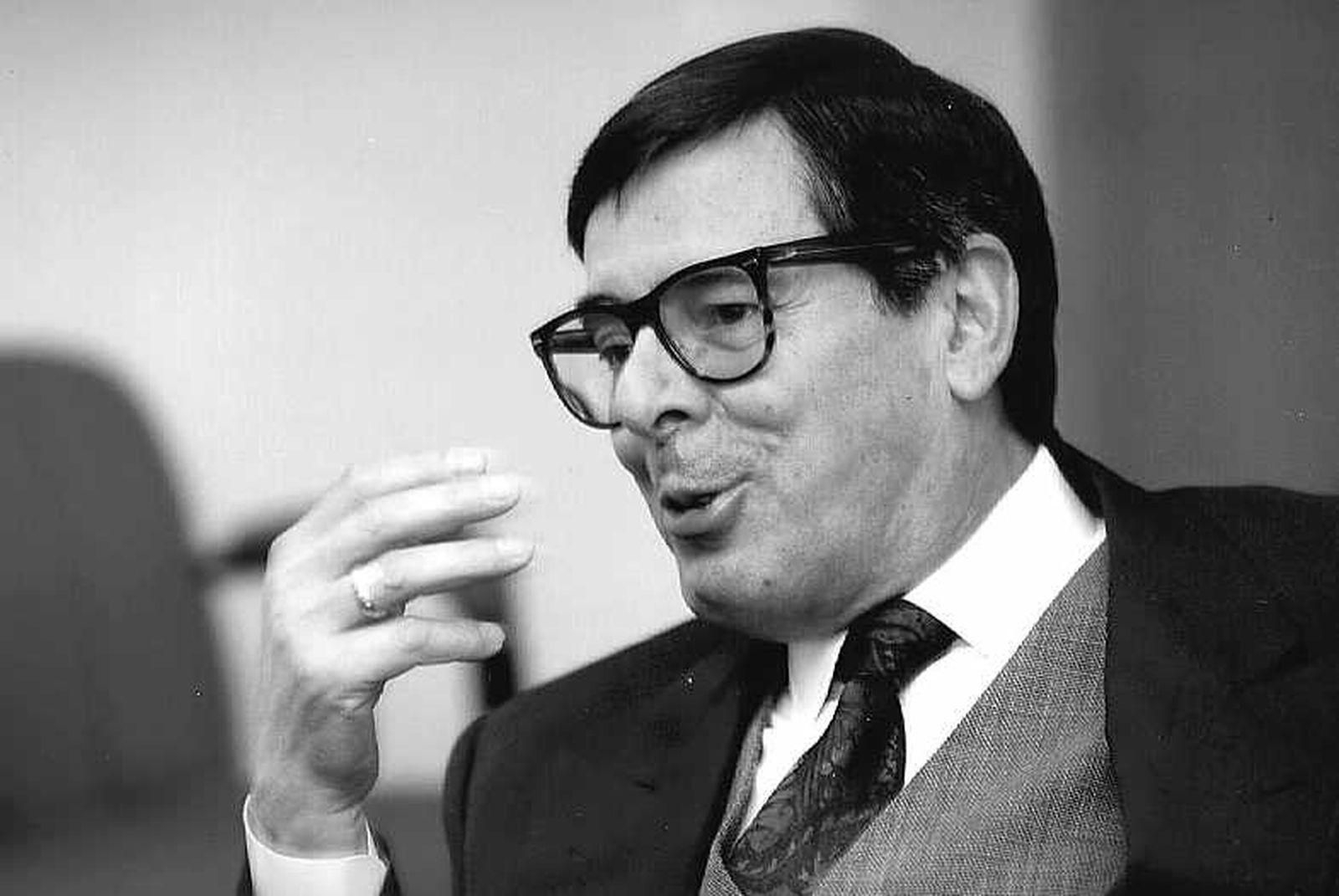 José Ángel Valente, en mayo de 1997, en una conferencia en el Club de Prensa, en Santiago de Compostela.