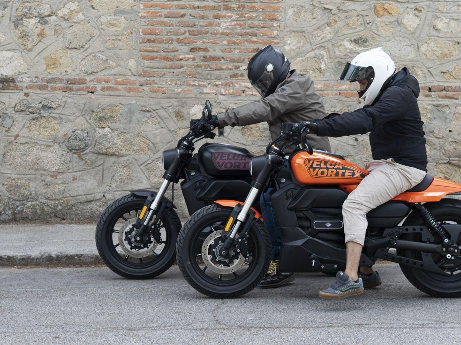 Dos personas conduciendo dos Velca Vortex, la primera custom eléctrica lanzada en España.