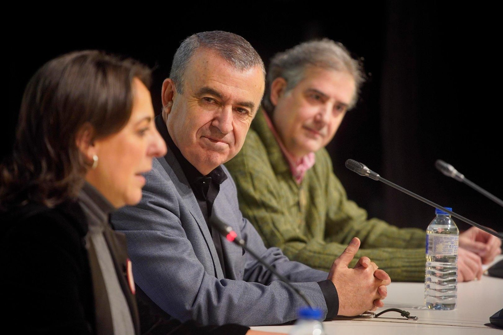 Lorenzo Silva entre Ana Fuentes y Xurxo Patiño en el Foro Atlántico.