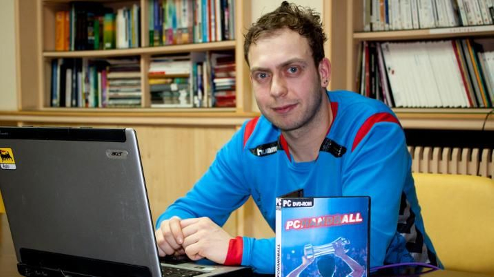 Alejandro Ruiz con su videojuego 'PC Handball'.