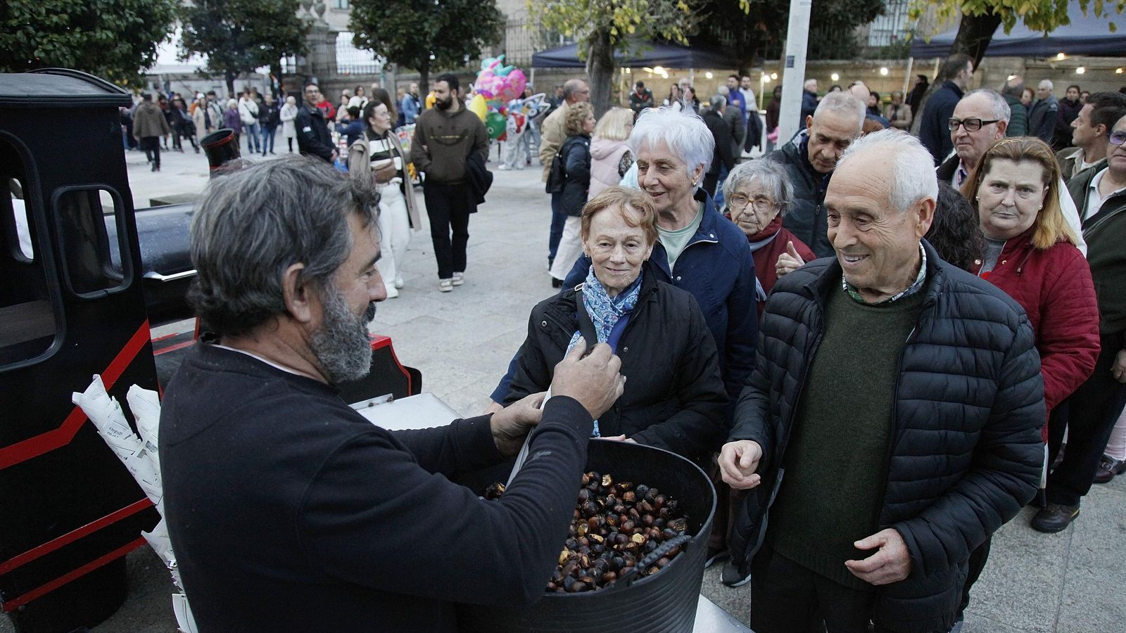 Galería | Cabezudos, castañas y bollo preñado para disfrutar de los magostos en la ciudad