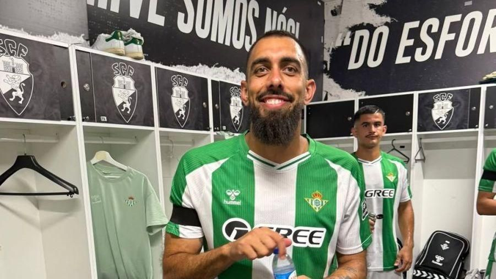 Borja Iglesias mantiene una actitud profesional en el Betis.