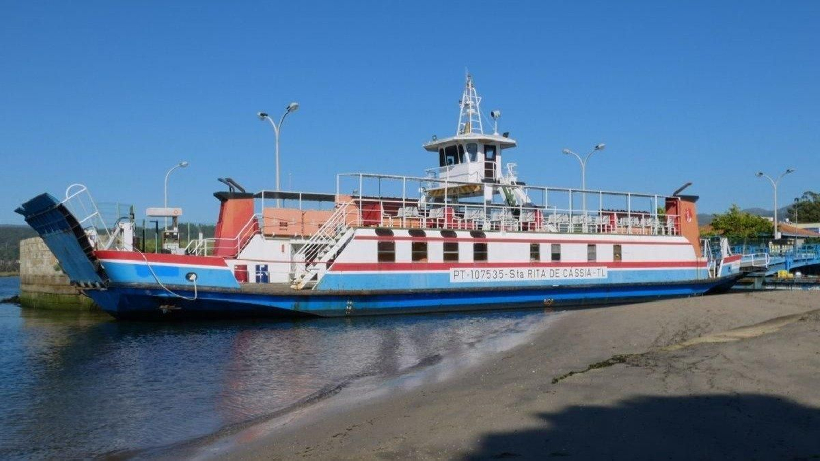 Imagen actual del ferry “Santa Rita de Cássia”, que empezó su servicio hace 29 años, parado en el embarcadero de Caminha.
