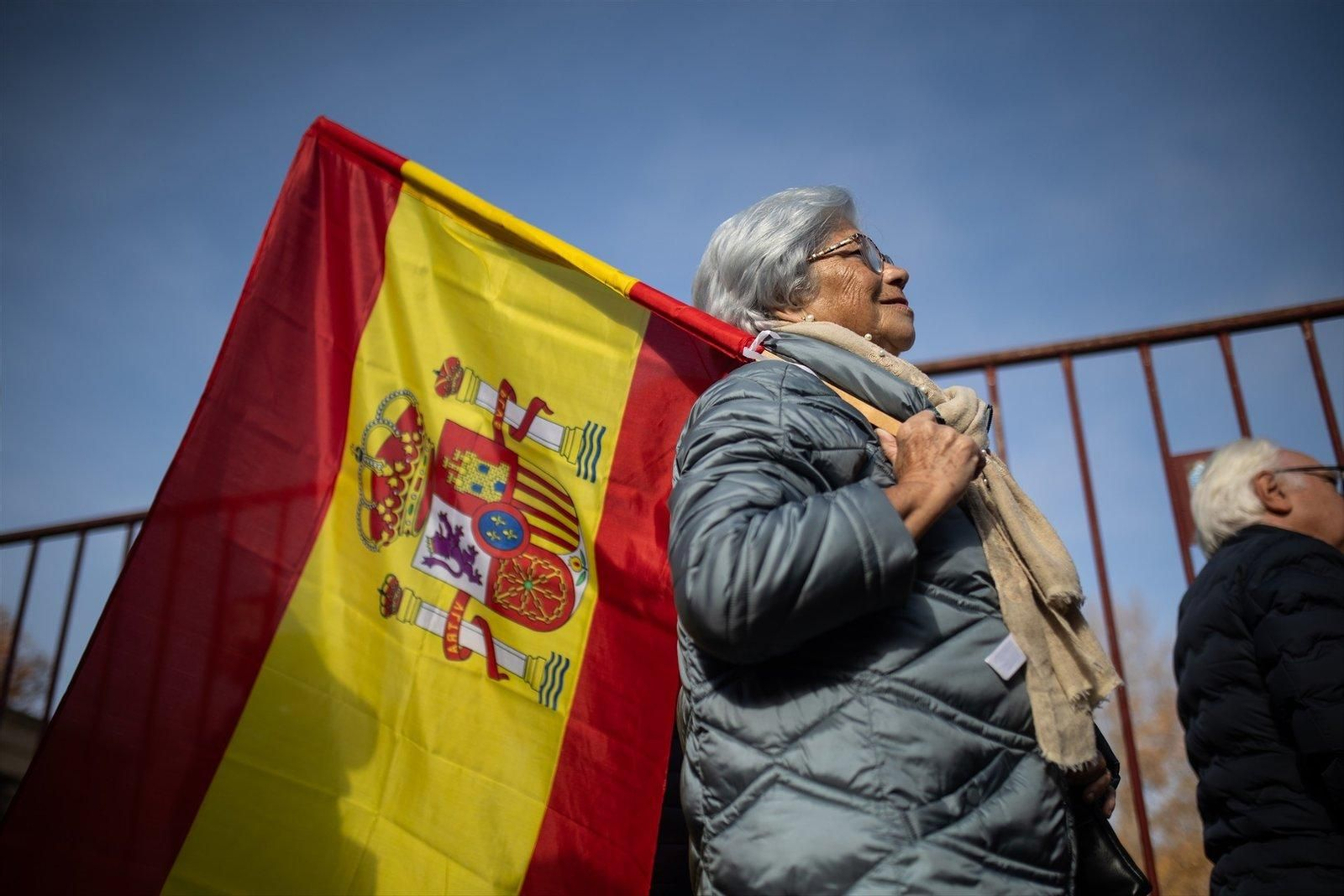 Una mujer con la bandera española. Foto: EP