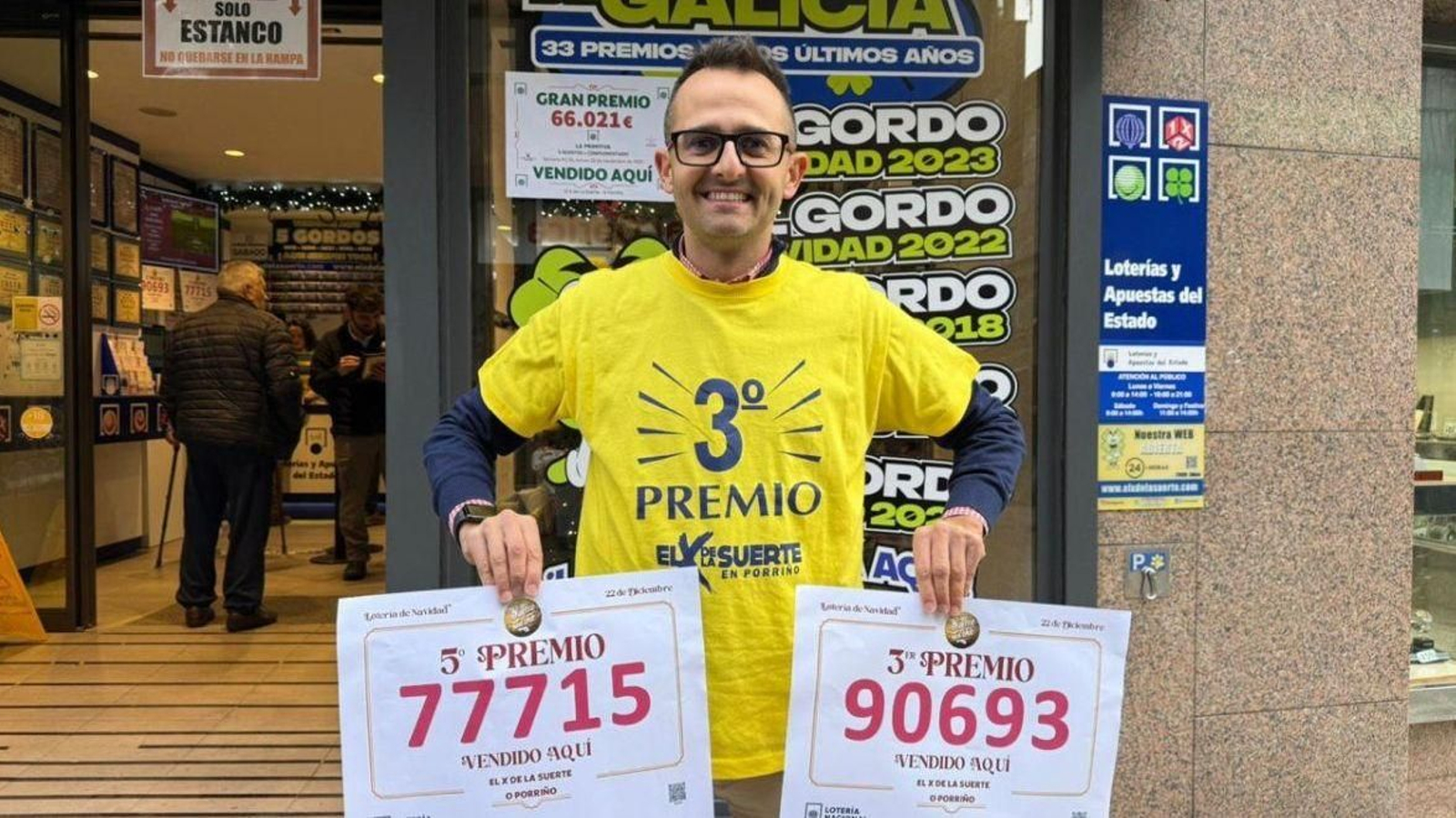 Benjamín Martínez posa con los dos carteles de los premios repartidos en el ‘X de la Suerte’.