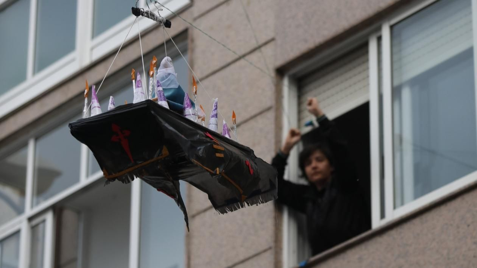 Naique, impulsora de la procesión, ejerce de costalera.