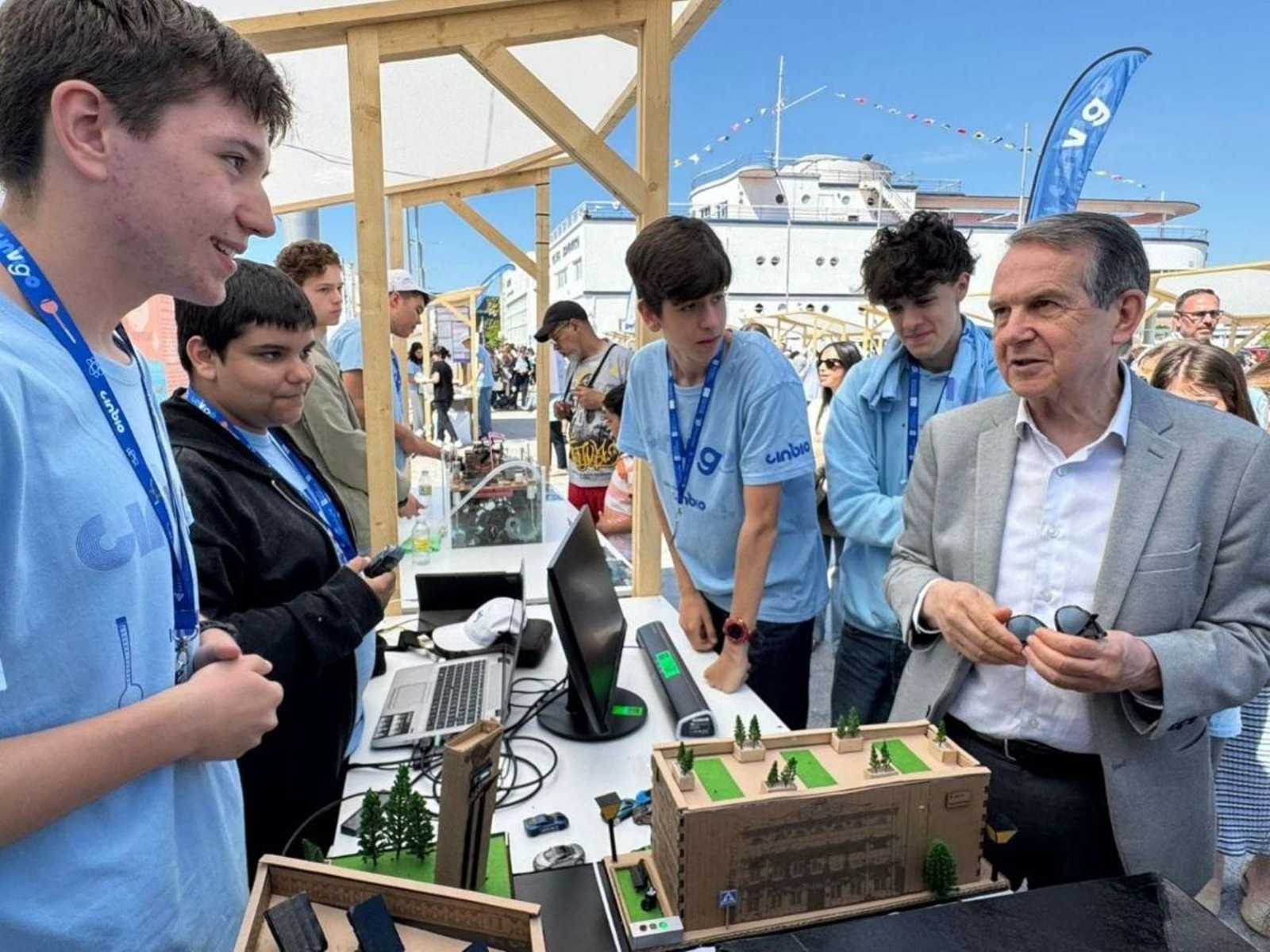 El alcalde de Vigo, Abel Caballero, ayer, en la feria CinVigo, dialogando con los escolares participantes.