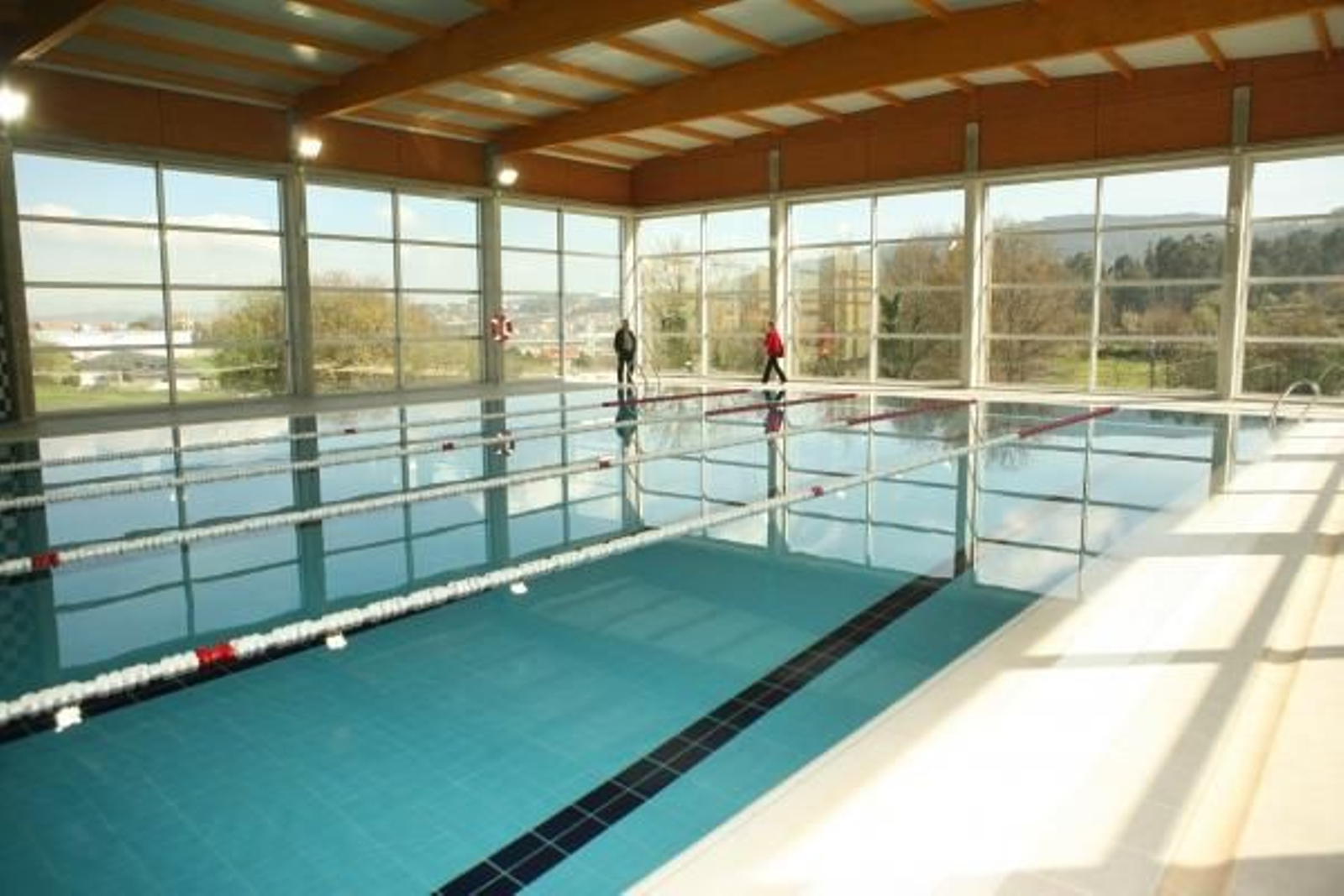 La piscina de 25 metros y cinco calles. Desde su interior se contempla el paisaje de la parroquia. foto:raquel.